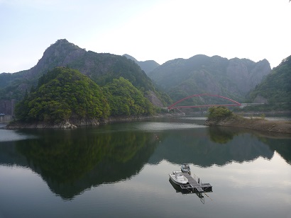 日向神ダムに映る天戸岩、正面岩