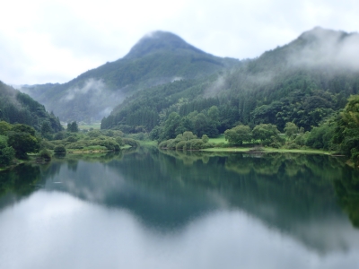 添田町「油木ダム」から日岳を望んだ写真です