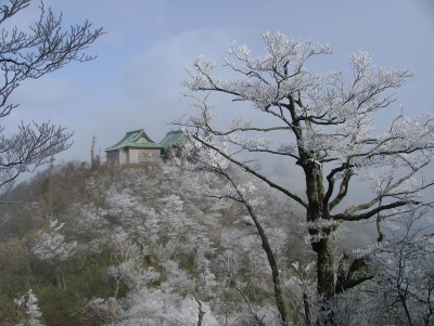 英彦山中岳山頂にある英彦山神社上宮の写真です