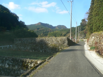 上毛町大門付近から見上げた雁股山の写真です