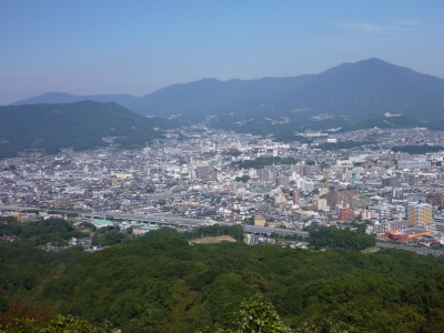 天拝山から宝満山、四王寺山を望んだ写真です