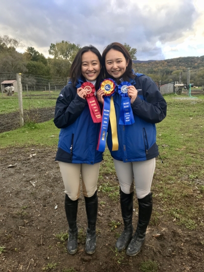 乗馬大会でチームメイトとの写真