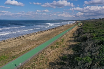 潮風を浴びながら気持ちよく走れる自転車道の写真