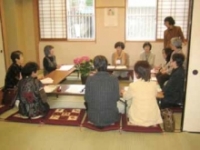 メンバーで集まって話し合い学習をする姿