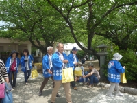 街中で選挙の大切さについて啓発活動を行う学級生の皆さん