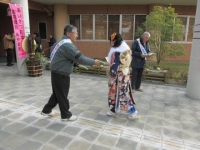 成人式会場で新成人の皆さんに選挙への参加を呼びかける学級生