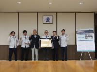 （写真左から）伊藤 慎二 オガワ機工株式会社取締役副社長、梅田 昌弘 株式会社ウメダ代表取締役社長、藏内 勇夫県議会議長、當房 睦仁 株式会社睦美化成代表取締役社長、知事、馬場 勝大 アイアント工業代表