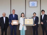 来訪者の皆さんと知事の集合写真です。
