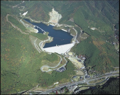 鳴淵ダムの写真です