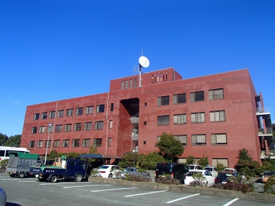 八幡総合庁舎建物全体(外観)の写真です。